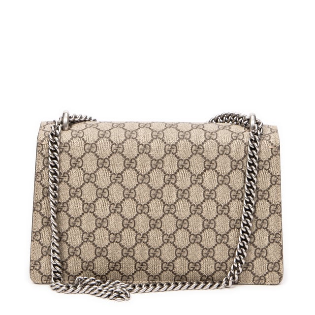 Gucci Bolsos Small Dionysus Chain Crossbody  Bolso de hombro en Beige/Rojo Lona recubierta y Plata hardware. El producto esta en Excelentes Condiciones (A).
  Dimensiones: 27.5x16x5 cm 
  Accesorios incluidos: None
  Notas de Interior: Forro ligeramente desgastado
  BrandCo Paris encuentra artículos raros y en las mejores condiciones a precios increíbles. ¡Vale la pena tener paciencia! Compra con confianza: todos los artículos de BrandCo Paris son seleccionados y autenticados cuidadosamente por nuestro equipo de expertos.
  Todos los artículos vienen con un certificado de autenticidad y un embalaje entregado por BrandCo Paris.
  Tabla de clasificación de la condición del artículo
  N (como nuevo)
  AA (perfecto estado)
  A (excelente estado)
  AB (muy buen estado)
  B (bueno/regular)