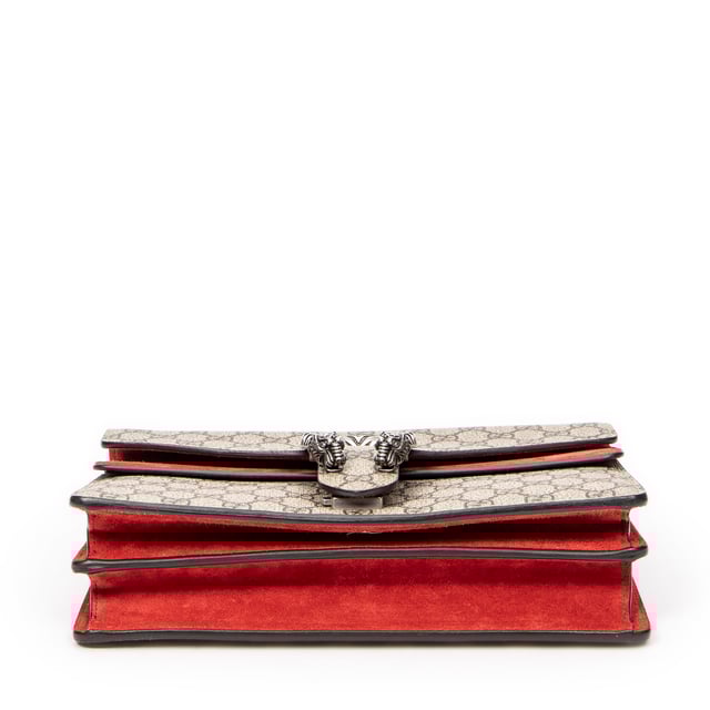 Gucci Bolsos Small Dionysus Chain Crossbody  Bolso de hombro en Beige/Rojo Lona recubierta y Plata hardware. El producto esta en Excelentes Condiciones (A).
  Dimensiones: 27.5x16x5 cm 
  Accesorios incluidos: None
  Notas de Interior: Forro ligeramente desgastado
  BrandCo Paris encuentra artículos raros y en las mejores condiciones a precios increíbles. ¡Vale la pena tener paciencia! Compra con confianza: todos los artículos de BrandCo Paris son seleccionados y autenticados cuidadosamente por nuestro equipo de expertos.
  Todos los artículos vienen con un certificado de autenticidad y un embalaje entregado por BrandCo Paris.
  Tabla de clasificación de la condición del artículo
  N (como nuevo)
  AA (perfecto estado)
  A (excelente estado)
  AB (muy buen estado)
  B (bueno/regular)