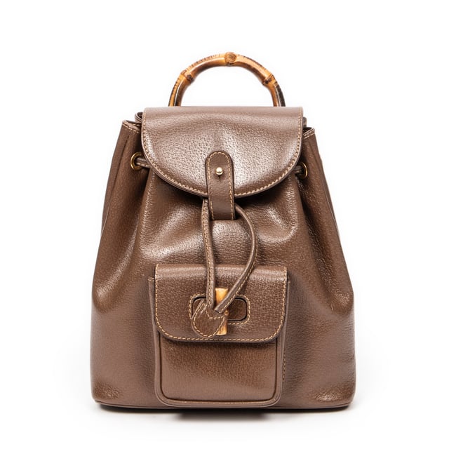 Gucci Bolsos Mini Bamboo Backpack  Bolso de hombro en Marrón Piel de becerro y Oro hardware. El producto esta en Excelentes Condiciones (A).
  Dimensiones: 21x24x7 cm 
  Accesorios incluidos: None
  Notas de la correa/asa: Grietas en mango(s) de bambú
  BrandCo Paris encuentra artículos raros y en las mejores condiciones a precios increíbles. ¡Vale la pena tener paciencia! Compra con confianza: todos los artículos de BrandCo Paris son seleccionados y autenticados cuidadosamente por nuestro equipo de expertos.
  Todos los artículos vienen con un certificado de autenticidad y un embalaje entregado por BrandCo Paris.
  Tabla de clasificación de la condición del artículo
  N (como nuevo)
  AA (perfecto estado)
  A (excelente estado)
  AB (muy buen estado)
  B (bueno/regular)