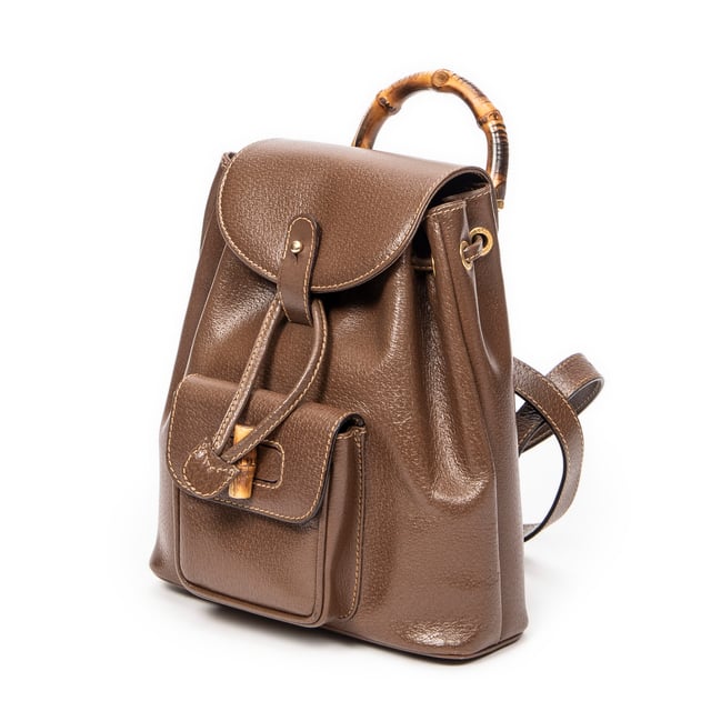 Gucci Bolsos Mini Bamboo Backpack  Bolso de hombro en Marrón Piel de becerro y Oro hardware. El producto esta en Excelentes Condiciones (A).
  Dimensiones: 21x24x7 cm 
  Accesorios incluidos: None
  Notas de la correa/asa: Grietas en mango(s) de bambú
  BrandCo Paris encuentra artículos raros y en las mejores condiciones a precios increíbles. ¡Vale la pena tener paciencia! Compra con confianza: todos los artículos de BrandCo Paris son seleccionados y autenticados cuidadosamente por nuestro equipo de expertos.
  Todos los artículos vienen con un certificado de autenticidad y un embalaje entregado por BrandCo Paris.
  Tabla de clasificación de la condición del artículo
  N (como nuevo)
  AA (perfecto estado)
  A (excelente estado)
  AB (muy buen estado)
  B (bueno/regular)