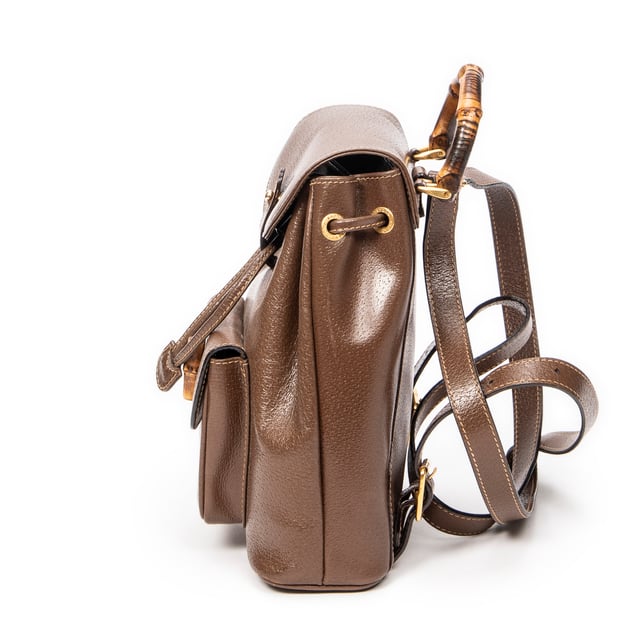 Gucci Bolsos Mini Bamboo Backpack  Bolso de hombro en Marrón Piel de becerro y Oro hardware. El producto esta en Excelentes Condiciones (A).
  Dimensiones: 21x24x7 cm 
  Accesorios incluidos: None
  Notas de la correa/asa: Grietas en mango(s) de bambú
  BrandCo Paris encuentra artículos raros y en las mejores condiciones a precios increíbles. ¡Vale la pena tener paciencia! Compra con confianza: todos los artículos de BrandCo Paris son seleccionados y autenticados cuidadosamente por nuestro equipo de expertos.
  Todos los artículos vienen con un certificado de autenticidad y un embalaje entregado por BrandCo Paris.
  Tabla de clasificación de la condición del artículo
  N (como nuevo)
  AA (perfecto estado)
  A (excelente estado)
  AB (muy buen estado)
  B (bueno/regular)