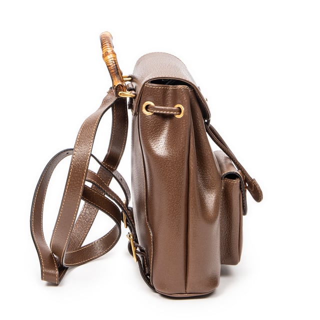 Gucci Bolsos Mini Bamboo Backpack  Bolso de hombro en Marrón Piel de becerro y Oro hardware. El producto esta en Excelentes Condiciones (A).
  Dimensiones: 21x24x7 cm 
  Accesorios incluidos: None
  Notas de la correa/asa: Grietas en mango(s) de bambú
  BrandCo Paris encuentra artículos raros y en las mejores condiciones a precios increíbles. ¡Vale la pena tener paciencia! Compra con confianza: todos los artículos de BrandCo Paris son seleccionados y autenticados cuidadosamente por nuestro equipo de expertos.
  Todos los artículos vienen con un certificado de autenticidad y un embalaje entregado por BrandCo Paris.
  Tabla de clasificación de la condición del artículo
  N (como nuevo)
  AA (perfecto estado)
  A (excelente estado)
  AB (muy buen estado)
  B (bueno/regular)
