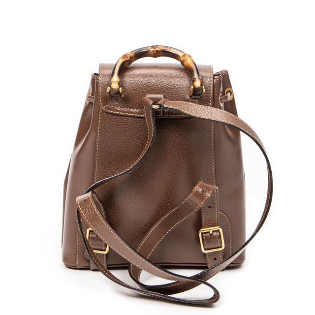 Gucci Bolsos Mini Bamboo Backpack  Bolso de hombro en Marrón Piel de becerro y Oro hardware. El producto esta en Excelentes Condiciones (A).
  Dimensiones: 21x24x7 cm 
  Accesorios incluidos: None
  Notas de la correa/asa: Grietas en mango(s) de bambú
  BrandCo Paris encuentra artículos raros y en las mejores condiciones a precios increíbles. ¡Vale la pena tener paciencia! Compra con confianza: todos los artículos de BrandCo Paris son seleccionados y autenticados cuidadosamente por nuestro equipo de expertos.
  Todos los artículos vienen con un certificado de autenticidad y un embalaje entregado por BrandCo Paris.
  Tabla de clasificación de la condición del artículo
  N (como nuevo)
  AA (perfecto estado)
  A (excelente estado)
  AB (muy buen estado)
  B (bueno/regular)