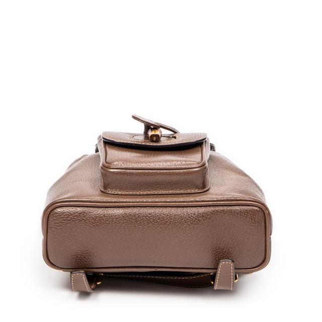 Gucci Bolsos Mini Bamboo Backpack  Bolso de hombro en Marrón Piel de becerro y Oro hardware. El producto esta en Excelentes Condiciones (A).
  Dimensiones: 21x24x7 cm 
  Accesorios incluidos: None
  Notas de la correa/asa: Grietas en mango(s) de bambú
  BrandCo Paris encuentra artículos raros y en las mejores condiciones a precios increíbles. ¡Vale la pena tener paciencia! Compra con confianza: todos los artículos de BrandCo Paris son seleccionados y autenticados cuidadosamente por nuestro equipo de expertos.
  Todos los artículos vienen con un certificado de autenticidad y un embalaje entregado por BrandCo Paris.
  Tabla de clasificación de la condición del artículo
  N (como nuevo)
  AA (perfecto estado)
  A (excelente estado)
  AB (muy buen estado)
  B (bueno/regular)
