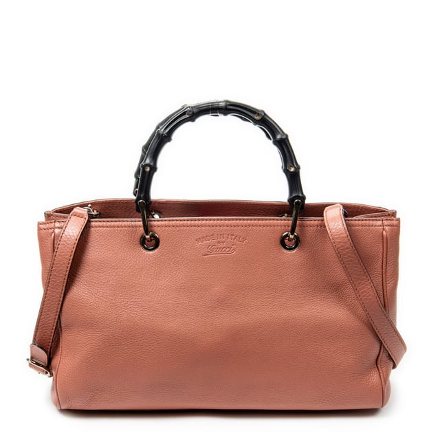 Gucci Bolsos Bamboo Shopper Tote  Bolso de hombro en Rosa Piel de becerro y Oro hardware. El producto esta en Excelentes Condiciones (A).
  Dimensiones: 33x21x14 cm 
  Accesorios incluidos: Strap
  Notas de Interior: Ligeras marcas de suciedad
Notas de la correa/asa: Rasguños leves
  BrandCo Paris encuentra artículos raros y en las mejores condiciones a precios increíbles. ¡Vale la pena tener paciencia! Compra con confianza: todos los artículos de BrandCo Paris son seleccionados y autenticados cuidadosamente por nuestro equipo de expertos.
  Todos los artículos vienen con un certificado de autenticidad y un embalaje entregado por BrandCo Paris.
  Tabla de clasificación de la condición del artículo
  N (como nuevo)
  AA (perfecto estado)
  A (excelente estado)
  AB (muy buen estado)
  B (bueno/regular)