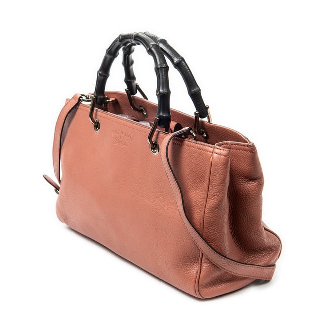 Gucci Bolsos Bamboo Shopper Tote  Bolso de hombro en Rosa Piel de becerro y Oro hardware. El producto esta en Excelentes Condiciones (A).
  Dimensiones: 33x21x14 cm 
  Accesorios incluidos: Strap
  Notas de Interior: Ligeras marcas de suciedad
Notas de la correa/asa: Rasguños leves
  BrandCo Paris encuentra artículos raros y en las mejores condiciones a precios increíbles. ¡Vale la pena tener paciencia! Compra con confianza: todos los artículos de BrandCo Paris son seleccionados y autenticados cuidadosamente por nuestro equipo de expertos.
  Todos los artículos vienen con un certificado de autenticidad y un embalaje entregado por BrandCo Paris.
  Tabla de clasificación de la condición del artículo
  N (como nuevo)
  AA (perfecto estado)
  A (excelente estado)
  AB (muy buen estado)
  B (bueno/regular)