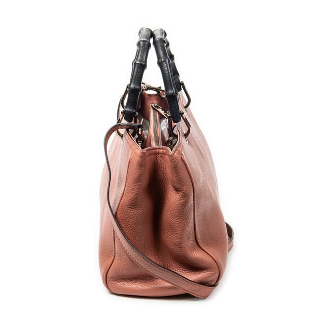 Gucci Bolsos Bamboo Shopper Tote  Bolso de hombro en Rosa Piel de becerro y Oro hardware. El producto esta en Excelentes Condiciones (A).
  Dimensiones: 33x21x14 cm 
  Accesorios incluidos: Strap
  Notas de Interior: Ligeras marcas de suciedad
Notas de la correa/asa: Rasguños leves
  BrandCo Paris encuentra artículos raros y en las mejores condiciones a precios increíbles. ¡Vale la pena tener paciencia! Compra con confianza: todos los artículos de BrandCo Paris son seleccionados y autenticados cuidadosamente por nuestro equipo de expertos.
  Todos los artículos vienen con un certificado de autenticidad y un embalaje entregado por BrandCo Paris.
  Tabla de clasificación de la condición del artículo
  N (como nuevo)
  AA (perfecto estado)
  A (excelente estado)
  AB (muy buen estado)
  B (bueno/regular)