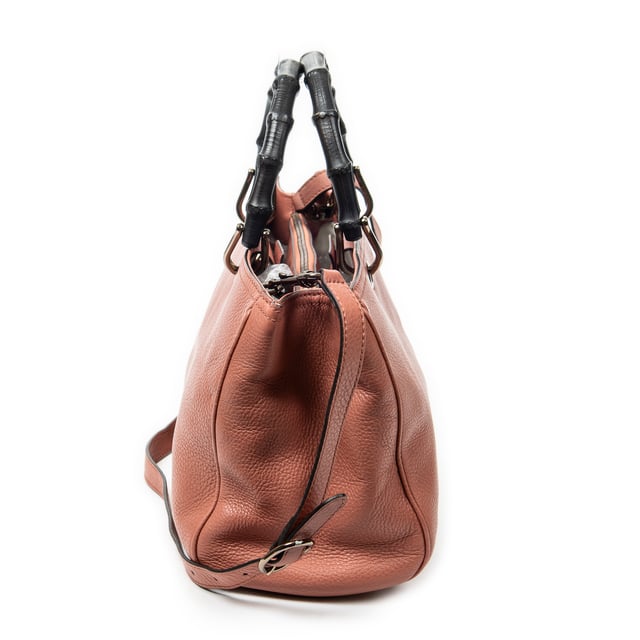 Gucci Bolsos Bamboo Shopper Tote  Bolso de hombro en Rosa Piel de becerro y Oro hardware. El producto esta en Excelentes Condiciones (A).
  Dimensiones: 33x21x14 cm 
  Accesorios incluidos: Strap
  Notas de Interior: Ligeras marcas de suciedad
Notas de la correa/asa: Rasguños leves
  BrandCo Paris encuentra artículos raros y en las mejores condiciones a precios increíbles. ¡Vale la pena tener paciencia! Compra con confianza: todos los artículos de BrandCo Paris son seleccionados y autenticados cuidadosamente por nuestro equipo de expertos.
  Todos los artículos vienen con un certificado de autenticidad y un embalaje entregado por BrandCo Paris.
  Tabla de clasificación de la condición del artículo
  N (como nuevo)
  AA (perfecto estado)
  A (excelente estado)
  AB (muy buen estado)
  B (bueno/regular)