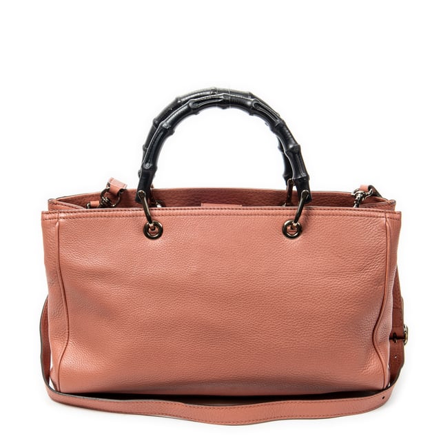 Gucci Bolsos Bamboo Shopper Tote  Bolso de hombro en Rosa Piel de becerro y Oro hardware. El producto esta en Excelentes Condiciones (A).
  Dimensiones: 33x21x14 cm 
  Accesorios incluidos: Strap
  Notas de Interior: Ligeras marcas de suciedad
Notas de la correa/asa: Rasguños leves
  BrandCo Paris encuentra artículos raros y en las mejores condiciones a precios increíbles. ¡Vale la pena tener paciencia! Compra con confianza: todos los artículos de BrandCo Paris son seleccionados y autenticados cuidadosamente por nuestro equipo de expertos.
  Todos los artículos vienen con un certificado de autenticidad y un embalaje entregado por BrandCo Paris.
  Tabla de clasificación de la condición del artículo
  N (como nuevo)
  AA (perfecto estado)
  A (excelente estado)
  AB (muy buen estado)
  B (bueno/regular)