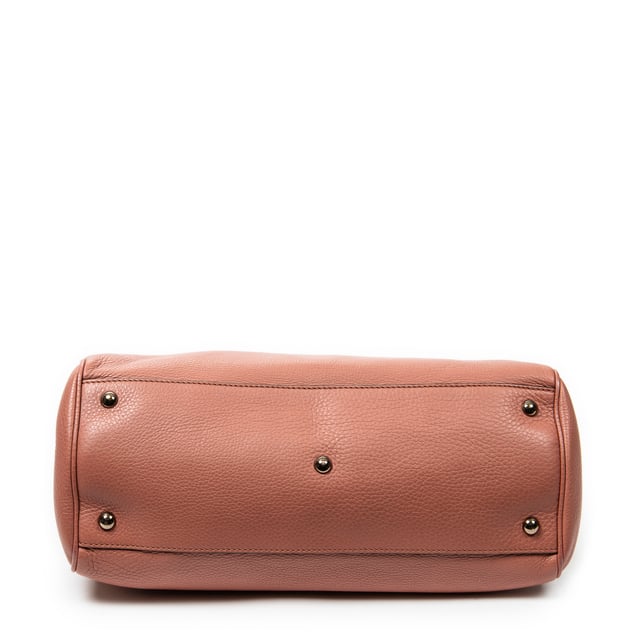 Gucci Bolsos Bamboo Shopper Tote  Bolso de hombro en Rosa Piel de becerro y Oro hardware. El producto esta en Excelentes Condiciones (A).
  Dimensiones: 33x21x14 cm 
  Accesorios incluidos: Strap
  Notas de Interior: Ligeras marcas de suciedad
Notas de la correa/asa: Rasguños leves
  BrandCo Paris encuentra artículos raros y en las mejores condiciones a precios increíbles. ¡Vale la pena tener paciencia! Compra con confianza: todos los artículos de BrandCo Paris son seleccionados y autenticados cuidadosamente por nuestro equipo de expertos.
  Todos los artículos vienen con un certificado de autenticidad y un embalaje entregado por BrandCo Paris.
  Tabla de clasificación de la condición del artículo
  N (como nuevo)
  AA (perfecto estado)
  A (excelente estado)
  AB (muy buen estado)
  B (bueno/regular)