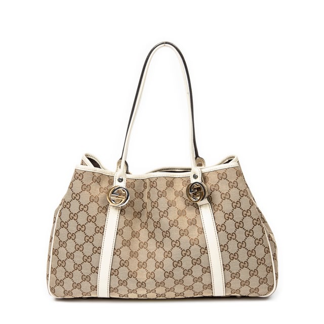 Gucci Bolsos GG Twins Tote  Bolso de hombro en Beige Lienzo y Plata hardware. El producto esta en Excelentes Condiciones (A).
  Dimensiones: 37x24x10 cm 
  Accesorios incluidos: None
  Notas de Exterior: Ligeramente descolorido, ligeras arrugas en el forro de cuero
  BrandCo Paris encuentra artículos raros y en las mejores condiciones a precios increíbles. ¡Vale la pena tener paciencia! Compra con confianza: todos los artículos de BrandCo Paris son seleccionados y autenticados cuidadosamente por nuestro equipo de expertos.
  Todos los artículos vienen con un certificado de autenticidad y un embalaje entregado por BrandCo Paris.
  Tabla de clasificación de la condición del artículo
  N (como nuevo)
  AA (perfecto estado)
  A (excelente estado)
  AB (muy buen estado)
  B (bueno/regular)