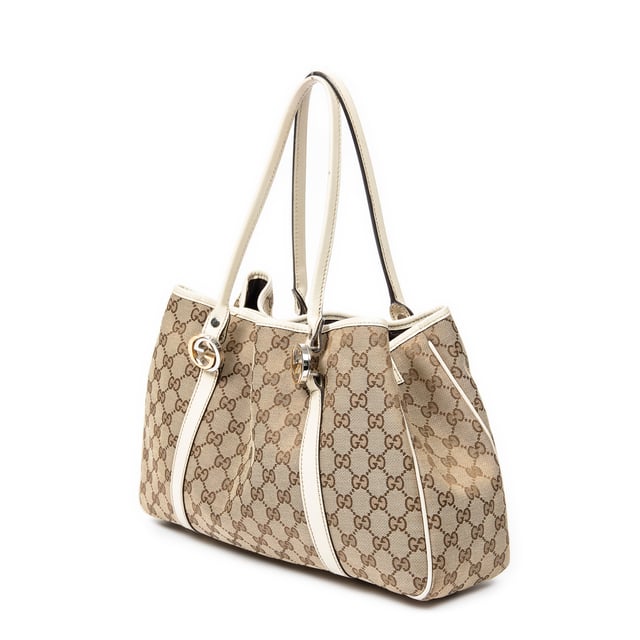 Gucci Bolsos GG Twins Tote  Bolso de hombro en Beige Lienzo y Plata hardware. El producto esta en Excelentes Condiciones (A).
  Dimensiones: 37x24x10 cm 
  Accesorios incluidos: None
  Notas de Exterior: Ligeramente descolorido, ligeras arrugas en el forro de cuero
  BrandCo Paris encuentra artículos raros y en las mejores condiciones a precios increíbles. ¡Vale la pena tener paciencia! Compra con confianza: todos los artículos de BrandCo Paris son seleccionados y autenticados cuidadosamente por nuestro equipo de expertos.
  Todos los artículos vienen con un certificado de autenticidad y un embalaje entregado por BrandCo Paris.
  Tabla de clasificación de la condición del artículo
  N (como nuevo)
  AA (perfecto estado)
  A (excelente estado)
  AB (muy buen estado)
  B (bueno/regular)