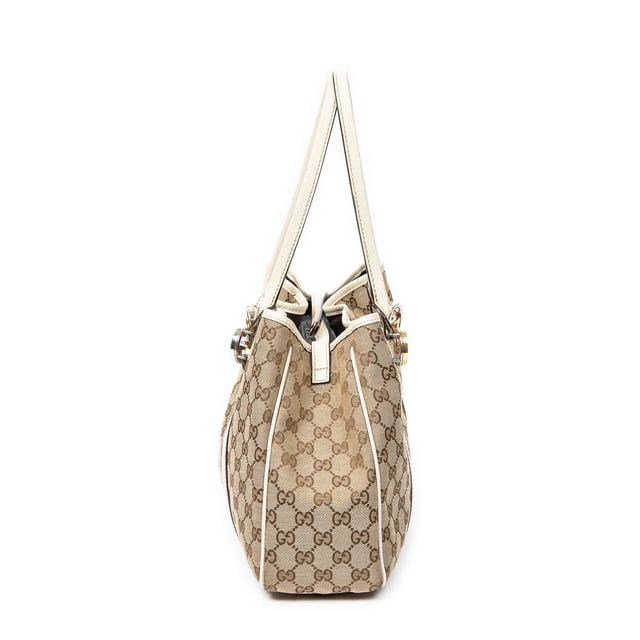 Gucci Bolsos GG Twins Tote  Bolso de hombro en Beige Lienzo y Plata hardware. El producto esta en Excelentes Condiciones (A).
  Dimensiones: 37x24x10 cm 
  Accesorios incluidos: None
  Notas de Exterior: Ligeramente descolorido, ligeras arrugas en el forro de cuero
  BrandCo Paris encuentra artículos raros y en las mejores condiciones a precios increíbles. ¡Vale la pena tener paciencia! Compra con confianza: todos los artículos de BrandCo Paris son seleccionados y autenticados cuidadosamente por nuestro equipo de expertos.
  Todos los artículos vienen con un certificado de autenticidad y un embalaje entregado por BrandCo Paris.
  Tabla de clasificación de la condición del artículo
  N (como nuevo)
  AA (perfecto estado)
  A (excelente estado)
  AB (muy buen estado)
  B (bueno/regular)