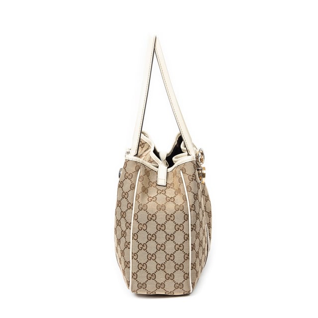 Gucci Bolsos GG Twins Tote  Bolso de hombro en Beige Lienzo y Plata hardware. El producto esta en Excelentes Condiciones (A).
  Dimensiones: 37x24x10 cm 
  Accesorios incluidos: None
  Notas de Exterior: Ligeramente descolorido, ligeras arrugas en el forro de cuero
  BrandCo Paris encuentra artículos raros y en las mejores condiciones a precios increíbles. ¡Vale la pena tener paciencia! Compra con confianza: todos los artículos de BrandCo Paris son seleccionados y autenticados cuidadosamente por nuestro equipo de expertos.
  Todos los artículos vienen con un certificado de autenticidad y un embalaje entregado por BrandCo Paris.
  Tabla de clasificación de la condición del artículo
  N (como nuevo)
  AA (perfecto estado)
  A (excelente estado)
  AB (muy buen estado)
  B (bueno/regular)