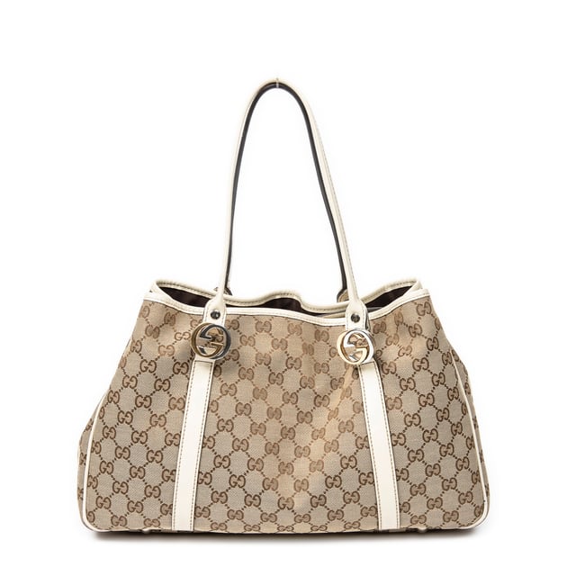 Gucci Bolsos GG Twins Tote  Bolso de hombro en Beige Lienzo y Plata hardware. El producto esta en Excelentes Condiciones (A).
  Dimensiones: 37x24x10 cm 
  Accesorios incluidos: None
  Notas de Exterior: Ligeramente descolorido, ligeras arrugas en el forro de cuero
  BrandCo Paris encuentra artículos raros y en las mejores condiciones a precios increíbles. ¡Vale la pena tener paciencia! Compra con confianza: todos los artículos de BrandCo Paris son seleccionados y autenticados cuidadosamente por nuestro equipo de expertos.
  Todos los artículos vienen con un certificado de autenticidad y un embalaje entregado por BrandCo Paris.
  Tabla de clasificación de la condición del artículo
  N (como nuevo)
  AA (perfecto estado)
  A (excelente estado)
  AB (muy buen estado)
  B (bueno/regular)
