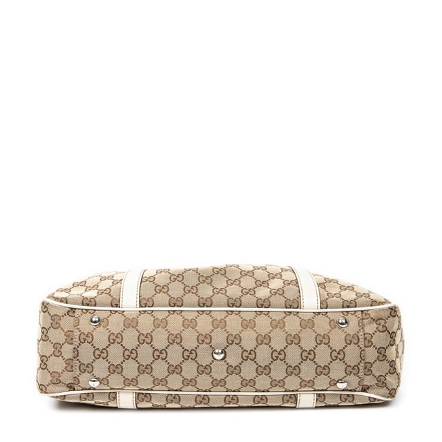 Gucci Bolsos GG Twins Tote  Bolso de hombro en Beige Lienzo y Plata hardware. El producto esta en Excelentes Condiciones (A).
  Dimensiones: 37x24x10 cm 
  Accesorios incluidos: None
  Notas de Exterior: Ligeramente descolorido, ligeras arrugas en el forro de cuero
  BrandCo Paris encuentra artículos raros y en las mejores condiciones a precios increíbles. ¡Vale la pena tener paciencia! Compra con confianza: todos los artículos de BrandCo Paris son seleccionados y autenticados cuidadosamente por nuestro equipo de expertos.
  Todos los artículos vienen con un certificado de autenticidad y un embalaje entregado por BrandCo Paris.
  Tabla de clasificación de la condición del artículo
  N (como nuevo)
  AA (perfecto estado)
  A (excelente estado)
  AB (muy buen estado)
  B (bueno/regular)