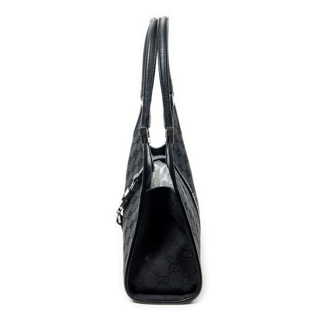 Gucci Bolsos Small Bardot Tote  Bolso de hombro en Negro Lienzo y Plata hardware. El producto esta en Excelentes Condiciones (A).
  Dimensiones: 26x20x8 cm 
  Accesorios incluidos: None
  
  BrandCo Paris encuentra artículos raros y en las mejores condiciones a precios increíbles. ¡Vale la pena tener paciencia! Compra con confianza: todos los artículos de BrandCo Paris son seleccionados y autenticados cuidadosamente por nuestro equipo de expertos.
  Todos los artículos vienen con un certificado de autenticidad y un embalaje entregado por BrandCo Paris.
  Tabla de clasificación de la condición del artículo
  N (como nuevo)
  AA (perfecto estado)
  A (excelente estado)
  AB (muy buen estado)
  B (bueno/regular)