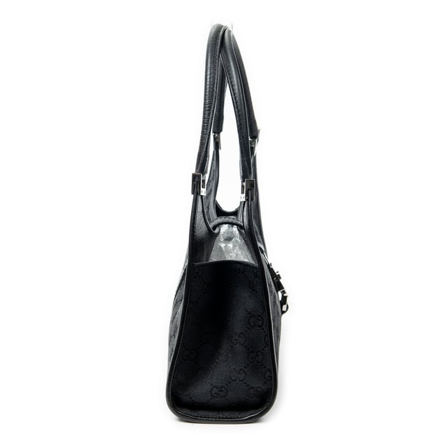 Gucci Bolsos Small Bardot Tote  Bolso de hombro en Negro Lienzo y Plata hardware. El producto esta en Excelentes Condiciones (A).
  Dimensiones: 26x20x8 cm 
  Accesorios incluidos: None
  
  BrandCo Paris encuentra artículos raros y en las mejores condiciones a precios increíbles. ¡Vale la pena tener paciencia! Compra con confianza: todos los artículos de BrandCo Paris son seleccionados y autenticados cuidadosamente por nuestro equipo de expertos.
  Todos los artículos vienen con un certificado de autenticidad y un embalaje entregado por BrandCo Paris.
  Tabla de clasificación de la condición del artículo
  N (como nuevo)
  AA (perfecto estado)
  A (excelente estado)
  AB (muy buen estado)
  B (bueno/regular)