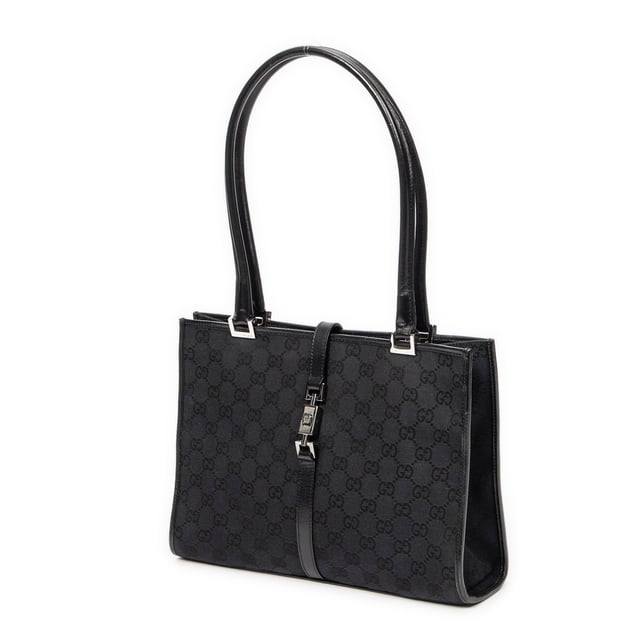 Gucci Bolsos Square Jackie Tote  Bolso de hombro en Negro Lienzo y Plata hardware. El producto esta en Excelentes Condiciones (A).
  Dimensiones: 24.5x22.5x7.5 cm 
  Accesorios incluidos: None
  
  BrandCo Paris encuentra artículos raros y en las mejores condiciones a precios increíbles. ¡Vale la pena tener paciencia! Compra con confianza: todos los artículos de BrandCo Paris son seleccionados y autenticados cuidadosamente por nuestro equipo de expertos.
  Todos los artículos vienen con un certificado de autenticidad y un embalaje entregado por BrandCo Paris.
  Tabla de clasificación de la condición del artículo
  N (como nuevo)
  AA (perfecto estado)
  A (excelente estado)
  AB (muy buen estado)
  B (bueno/regular)