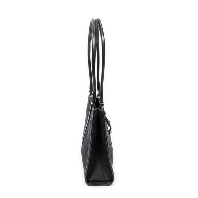 Gucci Bolsos Square Jackie Tote  Bolso de hombro en Negro Lienzo y Plata hardware. El producto esta en Excelentes Condiciones (A).
  Dimensiones: 24.5x22.5x7.5 cm 
  Accesorios incluidos: None
  
  BrandCo Paris encuentra artículos raros y en las mejores condiciones a precios increíbles. ¡Vale la pena tener paciencia! Compra con confianza: todos los artículos de BrandCo Paris son seleccionados y autenticados cuidadosamente por nuestro equipo de expertos.
  Todos los artículos vienen con un certificado de autenticidad y un embalaje entregado por BrandCo Paris.
  Tabla de clasificación de la condición del artículo
  N (como nuevo)
  AA (perfecto estado)
  A (excelente estado)
  AB (muy buen estado)
  B (bueno/regular)