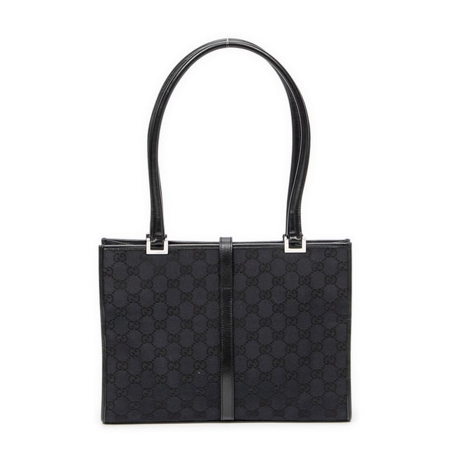 Gucci Bolsos Square Jackie Tote  Bolso de hombro en Negro Lienzo y Plata hardware. El producto esta en Excelentes Condiciones (A).
  Dimensiones: 24.5x22.5x7.5 cm 
  Accesorios incluidos: None
  
  BrandCo Paris encuentra artículos raros y en las mejores condiciones a precios increíbles. ¡Vale la pena tener paciencia! Compra con confianza: todos los artículos de BrandCo Paris son seleccionados y autenticados cuidadosamente por nuestro equipo de expertos.
  Todos los artículos vienen con un certificado de autenticidad y un embalaje entregado por BrandCo Paris.
  Tabla de clasificación de la condición del artículo
  N (como nuevo)
  AA (perfecto estado)
  A (excelente estado)
  AB (muy buen estado)
  B (bueno/regular)