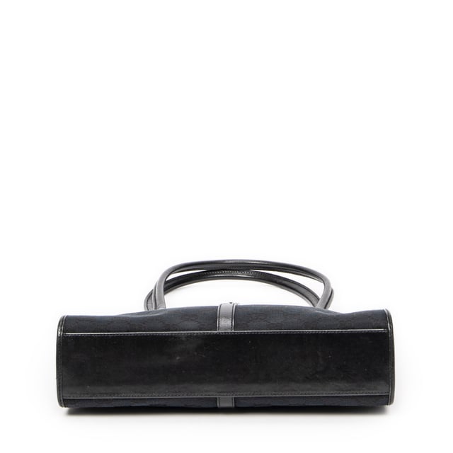 Gucci Bolsos Square Jackie Tote  Bolso de hombro en Negro Lienzo y Plata hardware. El producto esta en Excelentes Condiciones (A).
  Dimensiones: 24.5x22.5x7.5 cm 
  Accesorios incluidos: None
  
  BrandCo Paris encuentra artículos raros y en las mejores condiciones a precios increíbles. ¡Vale la pena tener paciencia! Compra con confianza: todos los artículos de BrandCo Paris son seleccionados y autenticados cuidadosamente por nuestro equipo de expertos.
  Todos los artículos vienen con un certificado de autenticidad y un embalaje entregado por BrandCo Paris.
  Tabla de clasificación de la condición del artículo
  N (como nuevo)
  AA (perfecto estado)
  A (excelente estado)
  AB (muy buen estado)
  B (bueno/regular)