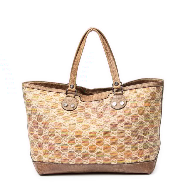 Gucci Bolsos Large Libeccio Sunset Tote  Bolso de hombro en Marrón/Rojo/Naranja Lienzo y Plata hardware. El producto esta en Excelentes Condiciones (A).
  Dimensiones: 37x32x17 cm 
  Accesorios incluidos: None
  Notas de la correa/asa: Ligeramente usado
  BrandCo Paris encuentra artículos raros y en las mejores condiciones a precios increíbles. ¡Vale la pena tener paciencia! Compra con confianza: todos los artículos de BrandCo Paris son seleccionados y autenticados cuidadosamente por nuestro equipo de expertos.
  Todos los artículos vienen con un certificado de autenticidad y un embalaje entregado por BrandCo Paris.
  Tabla de clasificación de la condición del artículo
  N (como nuevo)
  AA (perfecto estado)
  A (excelente estado)
  AB (muy buen estado)
  B (bueno/regular)