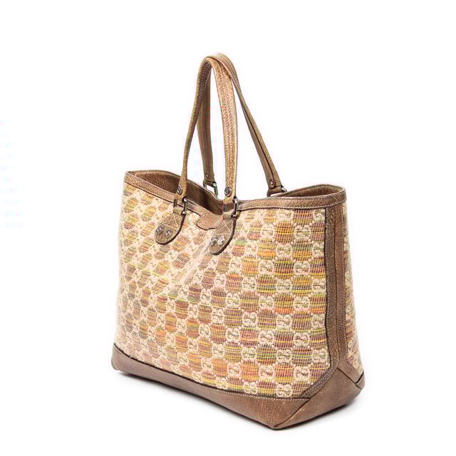 Gucci Bolsos Large Libeccio Sunset Tote  Bolso de hombro en Marrón/Rojo/Naranja Lienzo y Plata hardware. El producto esta en Excelentes Condiciones (A).
  Dimensiones: 37x32x17 cm 
  Accesorios incluidos: None
  Notas de la correa/asa: Ligeramente usado
  BrandCo Paris encuentra artículos raros y en las mejores condiciones a precios increíbles. ¡Vale la pena tener paciencia! Compra con confianza: todos los artículos de BrandCo Paris son seleccionados y autenticados cuidadosamente por nuestro equipo de expertos.
  Todos los artículos vienen con un certificado de autenticidad y un embalaje entregado por BrandCo Paris.
  Tabla de clasificación de la condición del artículo
  N (como nuevo)
  AA (perfecto estado)
  A (excelente estado)
  AB (muy buen estado)
  B (bueno/regular)