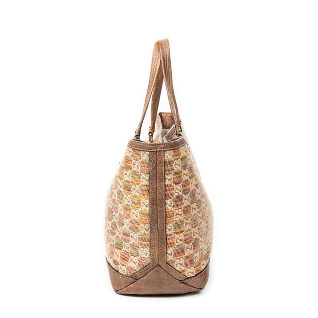 Gucci Bolsos Large Libeccio Sunset Tote  Bolso de hombro en Marrón/Rojo/Naranja Lienzo y Plata hardware. El producto esta en Excelentes Condiciones (A).
  Dimensiones: 37x32x17 cm 
  Accesorios incluidos: None
  Notas de la correa/asa: Ligeramente usado
  BrandCo Paris encuentra artículos raros y en las mejores condiciones a precios increíbles. ¡Vale la pena tener paciencia! Compra con confianza: todos los artículos de BrandCo Paris son seleccionados y autenticados cuidadosamente por nuestro equipo de expertos.
  Todos los artículos vienen con un certificado de autenticidad y un embalaje entregado por BrandCo Paris.
  Tabla de clasificación de la condición del artículo
  N (como nuevo)
  AA (perfecto estado)
  A (excelente estado)
  AB (muy buen estado)
  B (bueno/regular)