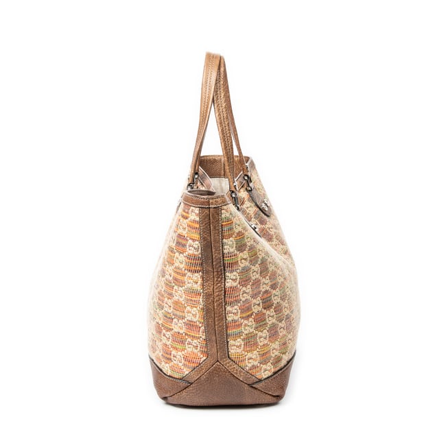 Gucci Bolsos Large Libeccio Sunset Tote  Bolso de hombro en Marrón/Rojo/Naranja Lienzo y Plata hardware. El producto esta en Excelentes Condiciones (A).
  Dimensiones: 37x32x17 cm 
  Accesorios incluidos: None
  Notas de la correa/asa: Ligeramente usado
  BrandCo Paris encuentra artículos raros y en las mejores condiciones a precios increíbles. ¡Vale la pena tener paciencia! Compra con confianza: todos los artículos de BrandCo Paris son seleccionados y autenticados cuidadosamente por nuestro equipo de expertos.
  Todos los artículos vienen con un certificado de autenticidad y un embalaje entregado por BrandCo Paris.
  Tabla de clasificación de la condición del artículo
  N (como nuevo)
  AA (perfecto estado)
  A (excelente estado)
  AB (muy buen estado)
  B (bueno/regular)