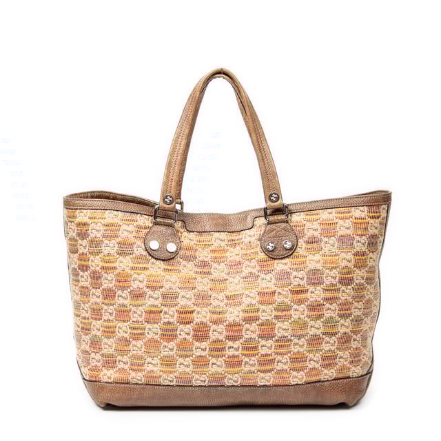 Gucci Bolsos Large Libeccio Sunset Tote  Bolso de hombro en Marrón/Rojo/Naranja Lienzo y Plata hardware. El producto esta en Excelentes Condiciones (A).
  Dimensiones: 37x32x17 cm 
  Accesorios incluidos: None
  Notas de la correa/asa: Ligeramente usado
  BrandCo Paris encuentra artículos raros y en las mejores condiciones a precios increíbles. ¡Vale la pena tener paciencia! Compra con confianza: todos los artículos de BrandCo Paris son seleccionados y autenticados cuidadosamente por nuestro equipo de expertos.
  Todos los artículos vienen con un certificado de autenticidad y un embalaje entregado por BrandCo Paris.
  Tabla de clasificación de la condición del artículo
  N (como nuevo)
  AA (perfecto estado)
  A (excelente estado)
  AB (muy buen estado)
  B (bueno/regular)
