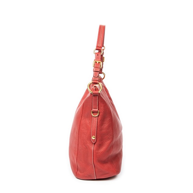 Prada Taschen Top Handle Zip Tote  Umhängetasche und Rot Kalbsleder und Gold hardware. Das Produkt ist auf in ausgezeichnetem Zustand (A).
  Abmessungen: 35x30x15 cm 
  Zubehör inklusive: Dustbag; card; card
  Äußere Hinweise: Leicht abgewetzte Ecken
Hinweise zu Riemen/Griff: Fehlender Gurt
  BrandCo Paris hat seltene Artikel und die besten Konditionen zu unglaublichen Preisen vorgestellt. Geduld lohnt sich! Kaufen Sie mit Vertrauen: Alle Artikel von BrandCo Paris sind von unserem Expertenteam ausgewählt und authentisch.
  Alle Artikel enthalten ein Echtheitszertifikat und wurden von BrandCo Paris übernommen.
  Tabelle zur Klassifizierung des Artikelzustands
  N (wie neu)
  AA (perfekter Zustand)
  A (ausgezeichneter Zustand)
  AB (sehr guter Zustand)
  B (gut/mittelmäßig)