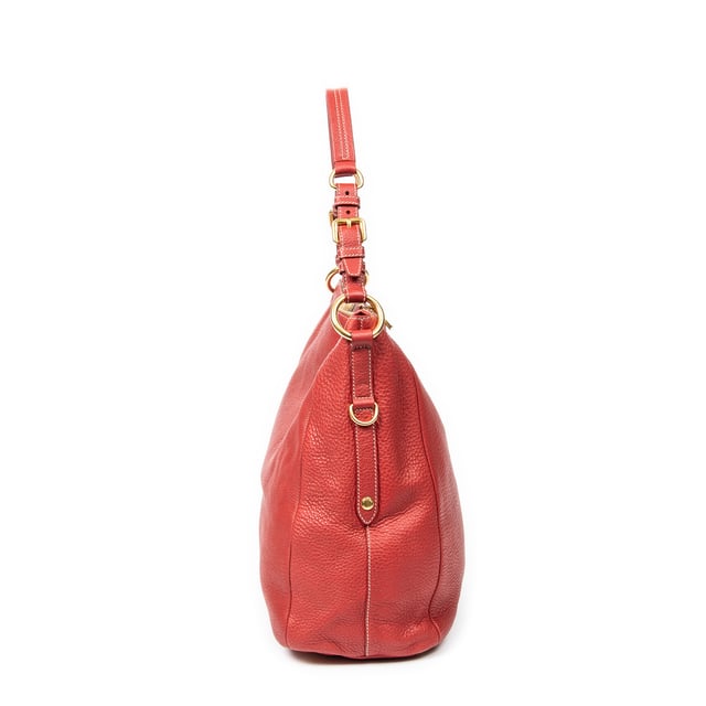 Prada Taschen Top Handle Zip Tote  Umhängetasche und Rot Kalbsleder und Gold hardware. Das Produkt ist auf in ausgezeichnetem Zustand (A).
  Abmessungen: 35x30x15 cm 
  Zubehör inklusive: Dustbag; card; card
  Äußere Hinweise: Leicht abgewetzte Ecken
Hinweise zu Riemen/Griff: Fehlender Gurt
  BrandCo Paris hat seltene Artikel und die besten Konditionen zu unglaublichen Preisen vorgestellt. Geduld lohnt sich! Kaufen Sie mit Vertrauen: Alle Artikel von BrandCo Paris sind von unserem Expertenteam ausgewählt und authentisch.
  Alle Artikel enthalten ein Echtheitszertifikat und wurden von BrandCo Paris übernommen.
  Tabelle zur Klassifizierung des Artikelzustands
  N (wie neu)
  AA (perfekter Zustand)
  A (ausgezeichneter Zustand)
  AB (sehr guter Zustand)
  B (gut/mittelmäßig)