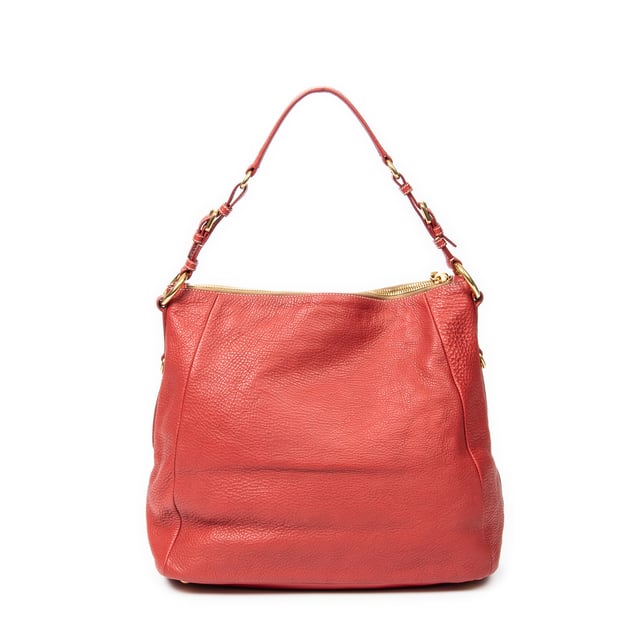 Prada Taschen Top Handle Zip Tote  Umhängetasche und Rot Kalbsleder und Gold hardware. Das Produkt ist auf in ausgezeichnetem Zustand (A).
  Abmessungen: 35x30x15 cm 
  Zubehör inklusive: Dustbag; card; card
  Äußere Hinweise: Leicht abgewetzte Ecken
Hinweise zu Riemen/Griff: Fehlender Gurt
  BrandCo Paris hat seltene Artikel und die besten Konditionen zu unglaublichen Preisen vorgestellt. Geduld lohnt sich! Kaufen Sie mit Vertrauen: Alle Artikel von BrandCo Paris sind von unserem Expertenteam ausgewählt und authentisch.
  Alle Artikel enthalten ein Echtheitszertifikat und wurden von BrandCo Paris übernommen.
  Tabelle zur Klassifizierung des Artikelzustands
  N (wie neu)
  AA (perfekter Zustand)
  A (ausgezeichneter Zustand)
  AB (sehr guter Zustand)
  B (gut/mittelmäßig)