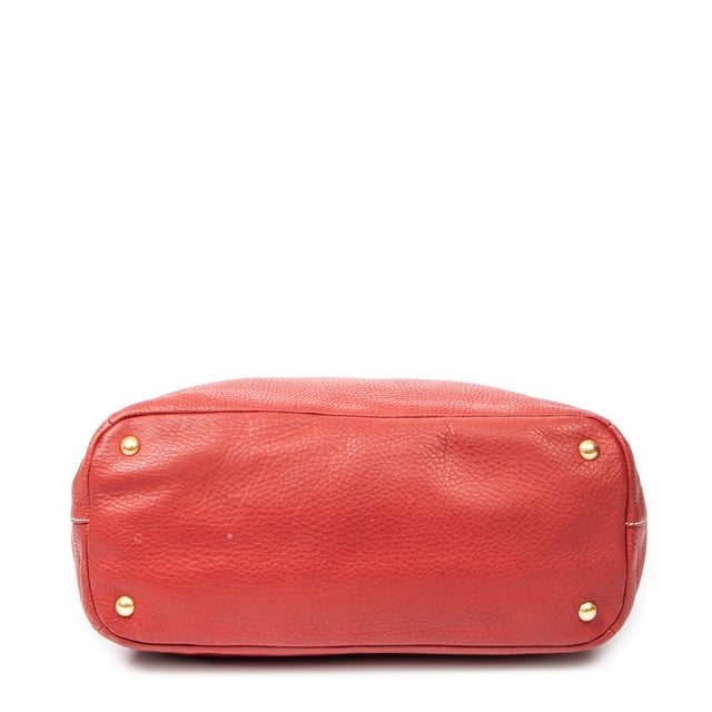 Prada Taschen Top Handle Zip Tote  Umhängetasche und Rot Kalbsleder und Gold hardware. Das Produkt ist auf in ausgezeichnetem Zustand (A).
  Abmessungen: 35x30x15 cm 
  Zubehör inklusive: Dustbag; card; card
  Äußere Hinweise: Leicht abgewetzte Ecken
Hinweise zu Riemen/Griff: Fehlender Gurt
  BrandCo Paris hat seltene Artikel und die besten Konditionen zu unglaublichen Preisen vorgestellt. Geduld lohnt sich! Kaufen Sie mit Vertrauen: Alle Artikel von BrandCo Paris sind von unserem Expertenteam ausgewählt und authentisch.
  Alle Artikel enthalten ein Echtheitszertifikat und wurden von BrandCo Paris übernommen.
  Tabelle zur Klassifizierung des Artikelzustands
  N (wie neu)
  AA (perfekter Zustand)
  A (ausgezeichneter Zustand)
  AB (sehr guter Zustand)
  B (gut/mittelmäßig)