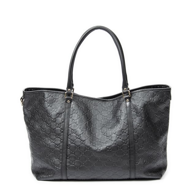 Gucci Bolsos Large Joy Tote  Bolso de hombro en Negro Piel de becerro y Oro hardware. El producto esta en Excelentes Condiciones (A).
  Dimensiones: 39x27x17 cm 
  Accesorios incluidos: None
  Notas de Exterior: Ligeros rasguños en las esquinas inferiores
Notas de la correa/asa: Ligeramente descolorido
  BrandCo Paris encuentra artículos raros y en las mejores condiciones a precios increíbles. ¡Vale la pena tener paciencia! Compra con confianza: todos los artículos de BrandCo Paris son seleccionados y autenticados cuidadosamente por nuestro equipo de expertos.
  Todos los artículos vienen con un certificado de autenticidad y un embalaje entregado por BrandCo Paris.
  Tabla de clasificación de la condición del artículo
  N (como nuevo)
  AA (perfecto estado)
  A (excelente estado)
  AB (muy buen estado)
  B (bueno/regular)