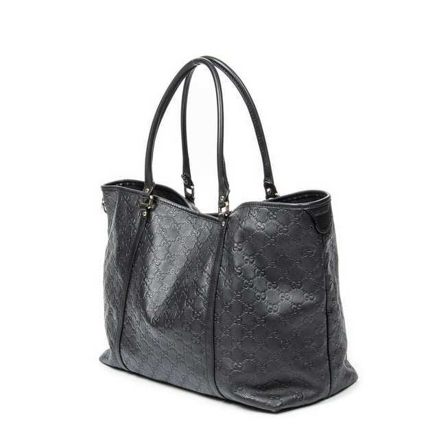 Gucci Bolsos Large Joy Tote  Bolso de hombro en Negro Piel de becerro y Oro hardware. El producto esta en Excelentes Condiciones (A).
  Dimensiones: 39x27x17 cm 
  Accesorios incluidos: None
  Notas de Exterior: Ligeros rasguños en las esquinas inferiores
Notas de la correa/asa: Ligeramente descolorido
  BrandCo Paris encuentra artículos raros y en las mejores condiciones a precios increíbles. ¡Vale la pena tener paciencia! Compra con confianza: todos los artículos de BrandCo Paris son seleccionados y autenticados cuidadosamente por nuestro equipo de expertos.
  Todos los artículos vienen con un certificado de autenticidad y un embalaje entregado por BrandCo Paris.
  Tabla de clasificación de la condición del artículo
  N (como nuevo)
  AA (perfecto estado)
  A (excelente estado)
  AB (muy buen estado)
  B (bueno/regular)