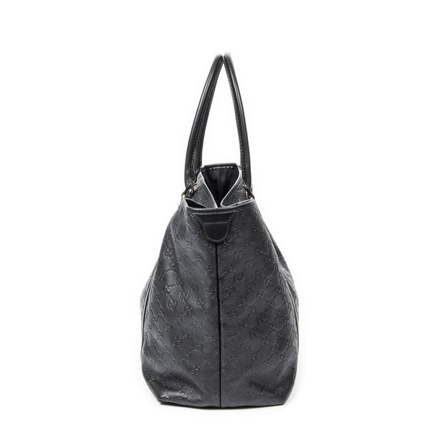 Gucci Bolsos Large Joy Tote  Bolso de hombro en Negro Piel de becerro y Oro hardware. El producto esta en Excelentes Condiciones (A).
  Dimensiones: 39x27x17 cm 
  Accesorios incluidos: None
  Notas de Exterior: Ligeros rasguños en las esquinas inferiores
Notas de la correa/asa: Ligeramente descolorido
  BrandCo Paris encuentra artículos raros y en las mejores condiciones a precios increíbles. ¡Vale la pena tener paciencia! Compra con confianza: todos los artículos de BrandCo Paris son seleccionados y autenticados cuidadosamente por nuestro equipo de expertos.
  Todos los artículos vienen con un certificado de autenticidad y un embalaje entregado por BrandCo Paris.
  Tabla de clasificación de la condición del artículo
  N (como nuevo)
  AA (perfecto estado)
  A (excelente estado)
  AB (muy buen estado)
  B (bueno/regular)