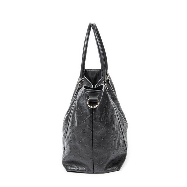 Gucci Bolsos Large Joy Tote  Bolso de hombro en Negro Piel de becerro y Oro hardware. El producto esta en Excelentes Condiciones (A).
  Dimensiones: 39x27x17 cm 
  Accesorios incluidos: None
  Notas de Exterior: Ligeros rasguños en las esquinas inferiores
Notas de la correa/asa: Ligeramente descolorido
  BrandCo Paris encuentra artículos raros y en las mejores condiciones a precios increíbles. ¡Vale la pena tener paciencia! Compra con confianza: todos los artículos de BrandCo Paris son seleccionados y autenticados cuidadosamente por nuestro equipo de expertos.
  Todos los artículos vienen con un certificado de autenticidad y un embalaje entregado por BrandCo Paris.
  Tabla de clasificación de la condición del artículo
  N (como nuevo)
  AA (perfecto estado)
  A (excelente estado)
  AB (muy buen estado)
  B (bueno/regular)