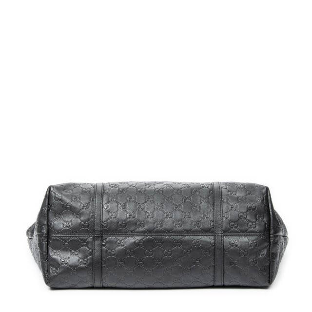 Gucci Bolsos Large Joy Tote  Bolso de hombro en Negro Piel de becerro y Oro hardware. El producto esta en Excelentes Condiciones (A).
  Dimensiones: 39x27x17 cm 
  Accesorios incluidos: None
  Notas de Exterior: Ligeros rasguños en las esquinas inferiores
Notas de la correa/asa: Ligeramente descolorido
  BrandCo Paris encuentra artículos raros y en las mejores condiciones a precios increíbles. ¡Vale la pena tener paciencia! Compra con confianza: todos los artículos de BrandCo Paris son seleccionados y autenticados cuidadosamente por nuestro equipo de expertos.
  Todos los artículos vienen con un certificado de autenticidad y un embalaje entregado por BrandCo Paris.
  Tabla de clasificación de la condición del artículo
  N (como nuevo)
  AA (perfecto estado)
  A (excelente estado)
  AB (muy buen estado)
  B (bueno/regular)