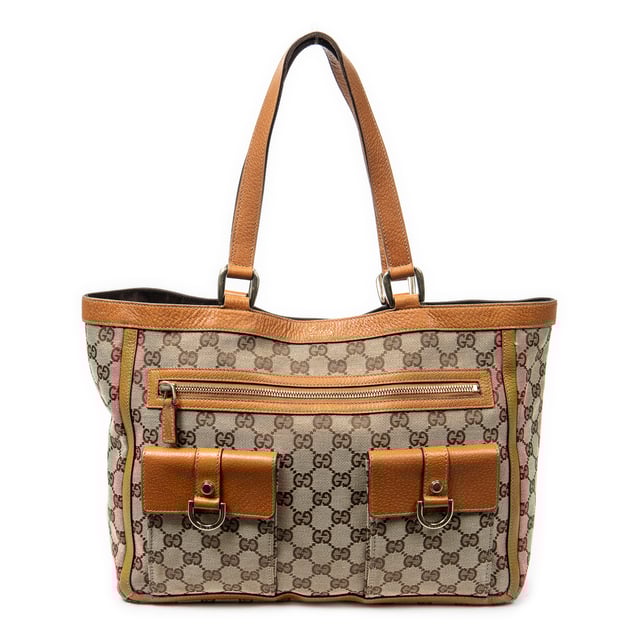 Gucci Bolsos Abbey Pocket Tote  Bolso de hombro en Beige/Tan Lienzo y Oro hardware. El producto esta en Excelentes Condiciones (A).
  Dimensiones: 33x25x10 cm 
  Accesorios incluidos: None
  Notas de Exterior: "Rasguños en las esquinas inferiores, ligeras marcas de suciedad"
  BrandCo Paris encuentra artículos raros y en las mejores condiciones a precios increíbles. ¡Vale la pena tener paciencia! Compra con confianza: todos los artículos de BrandCo Paris son seleccionados y autenticados cuidadosamente por nuestro equipo de expertos.
  Todos los artículos vienen con un certificado de autenticidad y un embalaje entregado por BrandCo Paris.
  Tabla de clasificación de la condición del artículo
  N (como nuevo)
  AA (perfecto estado)
  A (excelente estado)
  AB (muy buen estado)
  B (bueno/regular)