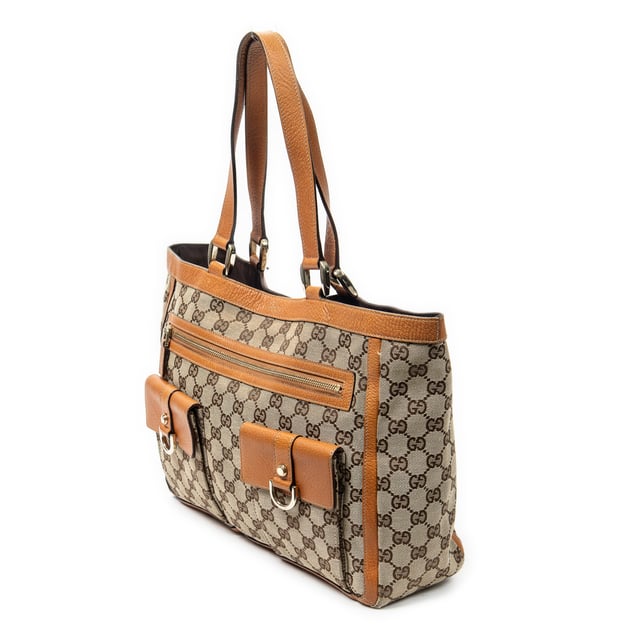 Gucci Bolsos Abbey Pocket Tote  Bolso de hombro en Beige/Tan Lienzo y Oro hardware. El producto esta en Excelentes Condiciones (A).
  Dimensiones: 33x25x10 cm 
  Accesorios incluidos: None
  Notas de Exterior: "Rasguños en las esquinas inferiores, ligeras marcas de suciedad"
  BrandCo Paris encuentra artículos raros y en las mejores condiciones a precios increíbles. ¡Vale la pena tener paciencia! Compra con confianza: todos los artículos de BrandCo Paris son seleccionados y autenticados cuidadosamente por nuestro equipo de expertos.
  Todos los artículos vienen con un certificado de autenticidad y un embalaje entregado por BrandCo Paris.
  Tabla de clasificación de la condición del artículo
  N (como nuevo)
  AA (perfecto estado)
  A (excelente estado)
  AB (muy buen estado)
  B (bueno/regular)
