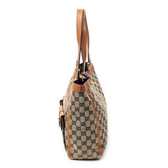 Gucci Bolsos Abbey Pocket Tote  Bolso de hombro en Beige/Tan Lienzo y Oro hardware. El producto esta en Excelentes Condiciones (A).
  Dimensiones: 33x25x10 cm 
  Accesorios incluidos: None
  Notas de Exterior: "Rasguños en las esquinas inferiores, ligeras marcas de suciedad"
  BrandCo Paris encuentra artículos raros y en las mejores condiciones a precios increíbles. ¡Vale la pena tener paciencia! Compra con confianza: todos los artículos de BrandCo Paris son seleccionados y autenticados cuidadosamente por nuestro equipo de expertos.
  Todos los artículos vienen con un certificado de autenticidad y un embalaje entregado por BrandCo Paris.
  Tabla de clasificación de la condición del artículo
  N (como nuevo)
  AA (perfecto estado)
  A (excelente estado)
  AB (muy buen estado)
  B (bueno/regular)