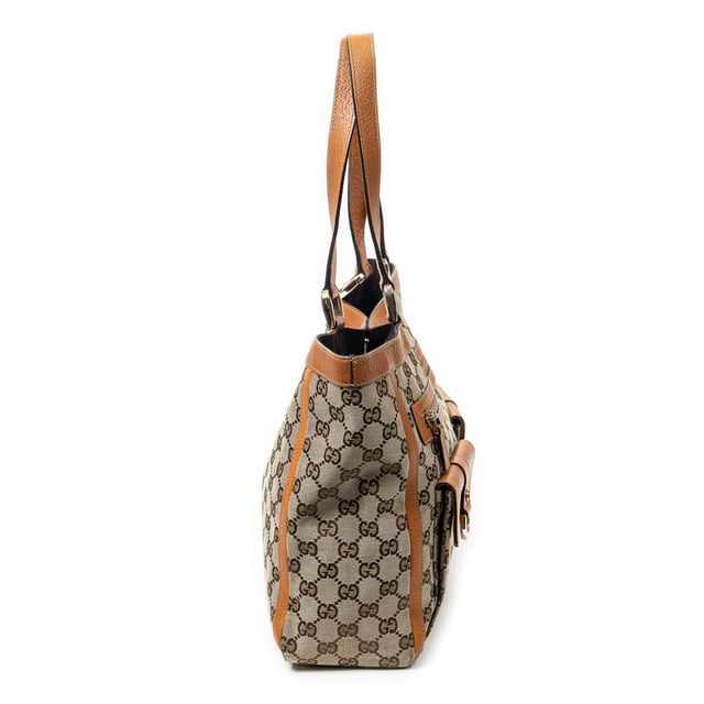 Gucci Bolsos Abbey Pocket Tote  Bolso de hombro en Beige/Tan Lienzo y Oro hardware. El producto esta en Excelentes Condiciones (A).
  Dimensiones: 33x25x10 cm 
  Accesorios incluidos: None
  Notas de Exterior: "Rasguños en las esquinas inferiores, ligeras marcas de suciedad"
  BrandCo Paris encuentra artículos raros y en las mejores condiciones a precios increíbles. ¡Vale la pena tener paciencia! Compra con confianza: todos los artículos de BrandCo Paris son seleccionados y autenticados cuidadosamente por nuestro equipo de expertos.
  Todos los artículos vienen con un certificado de autenticidad y un embalaje entregado por BrandCo Paris.
  Tabla de clasificación de la condición del artículo
  N (como nuevo)
  AA (perfecto estado)
  A (excelente estado)
  AB (muy buen estado)
  B (bueno/regular)