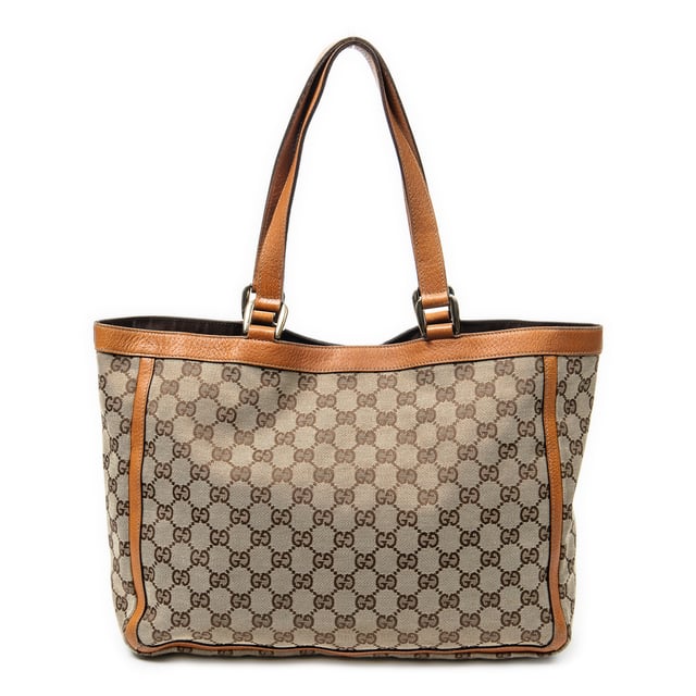 Gucci Bolsos Abbey Pocket Tote  Bolso de hombro en Beige/Tan Lienzo y Oro hardware. El producto esta en Excelentes Condiciones (A).
  Dimensiones: 33x25x10 cm 
  Accesorios incluidos: None
  Notas de Exterior: "Rasguños en las esquinas inferiores, ligeras marcas de suciedad"
  BrandCo Paris encuentra artículos raros y en las mejores condiciones a precios increíbles. ¡Vale la pena tener paciencia! Compra con confianza: todos los artículos de BrandCo Paris son seleccionados y autenticados cuidadosamente por nuestro equipo de expertos.
  Todos los artículos vienen con un certificado de autenticidad y un embalaje entregado por BrandCo Paris.
  Tabla de clasificación de la condición del artículo
  N (como nuevo)
  AA (perfecto estado)
  A (excelente estado)
  AB (muy buen estado)
  B (bueno/regular)