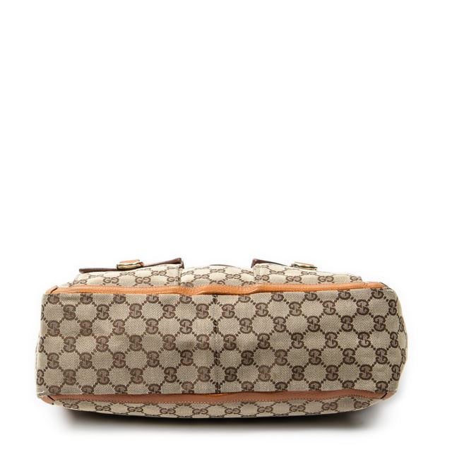 Gucci Bolsos Abbey Pocket Tote  Bolso de hombro en Beige/Tan Lienzo y Oro hardware. El producto esta en Excelentes Condiciones (A).
  Dimensiones: 33x25x10 cm 
  Accesorios incluidos: None
  Notas de Exterior: "Rasguños en las esquinas inferiores, ligeras marcas de suciedad"
  BrandCo Paris encuentra artículos raros y en las mejores condiciones a precios increíbles. ¡Vale la pena tener paciencia! Compra con confianza: todos los artículos de BrandCo Paris son seleccionados y autenticados cuidadosamente por nuestro equipo de expertos.
  Todos los artículos vienen con un certificado de autenticidad y un embalaje entregado por BrandCo Paris.
  Tabla de clasificación de la condición del artículo
  N (como nuevo)
  AA (perfecto estado)
  A (excelente estado)
  AB (muy buen estado)
  B (bueno/regular)