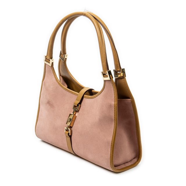 Gucci Bolsos Small Bardot Tote  Bolso de hombro en Rosa Piel de becerro y Oro hardware. El producto esta en Muy Buenas Condiciones (AB).
  Dimensiones: 26x20x8 cm 
  Accesorios incluidos: None
  Notas de Exterior: Manchas leves
  BrandCo Paris encuentra artículos raros y en las mejores condiciones a precios increíbles. ¡Vale la pena tener paciencia! Compra con confianza: todos los artículos de BrandCo Paris son seleccionados y autenticados cuidadosamente por nuestro equipo de expertos.
  Todos los artículos vienen con un certificado de autenticidad y un embalaje entregado por BrandCo Paris.
  Tabla de clasificación de la condición del artículo
  N (como nuevo)
  AA (perfecto estado)
  A (excelente estado)
  AB (muy buen estado)
  B (bueno/regular)