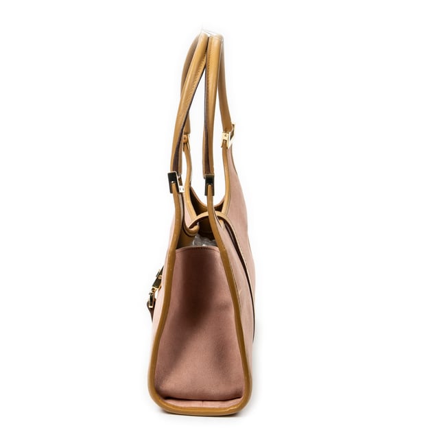 Gucci Bolsos Small Bardot Tote  Bolso de hombro en Rosa Piel de becerro y Oro hardware. El producto esta en Muy Buenas Condiciones (AB).
  Dimensiones: 26x20x8 cm 
  Accesorios incluidos: None
  Notas de Exterior: Manchas leves
  BrandCo Paris encuentra artículos raros y en las mejores condiciones a precios increíbles. ¡Vale la pena tener paciencia! Compra con confianza: todos los artículos de BrandCo Paris son seleccionados y autenticados cuidadosamente por nuestro equipo de expertos.
  Todos los artículos vienen con un certificado de autenticidad y un embalaje entregado por BrandCo Paris.
  Tabla de clasificación de la condición del artículo
  N (como nuevo)
  AA (perfecto estado)
  A (excelente estado)
  AB (muy buen estado)
  B (bueno/regular)