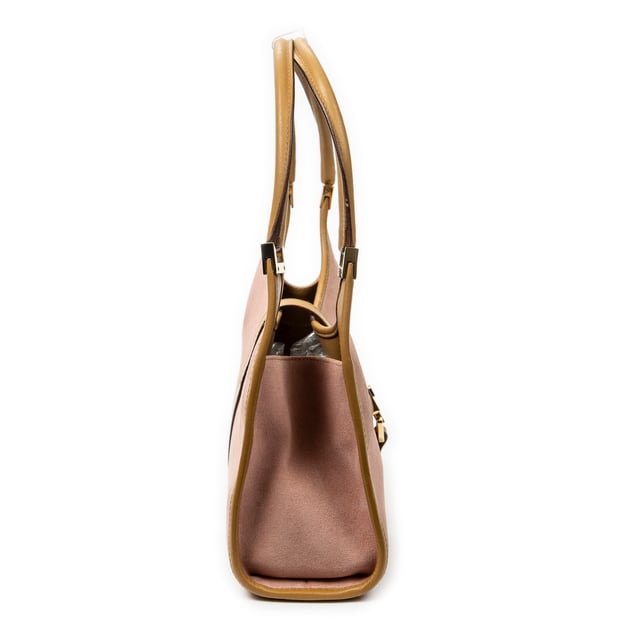 Gucci Bolsos Small Bardot Tote  Bolso de hombro en Rosa Piel de becerro y Oro hardware. El producto esta en Muy Buenas Condiciones (AB).
  Dimensiones: 26x20x8 cm 
  Accesorios incluidos: None
  Notas de Exterior: Manchas leves
  BrandCo Paris encuentra artículos raros y en las mejores condiciones a precios increíbles. ¡Vale la pena tener paciencia! Compra con confianza: todos los artículos de BrandCo Paris son seleccionados y autenticados cuidadosamente por nuestro equipo de expertos.
  Todos los artículos vienen con un certificado de autenticidad y un embalaje entregado por BrandCo Paris.
  Tabla de clasificación de la condición del artículo
  N (como nuevo)
  AA (perfecto estado)
  A (excelente estado)
  AB (muy buen estado)
  B (bueno/regular)