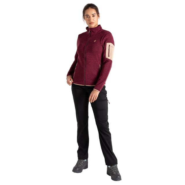 Gewebetechnik: isolierend. Recyceltes Polyester. Gewebe: Weiche Haptik. Design: Kontrast-Besatz, Logo, Unifarben. Durchgehender Reißverschluss. Passform: Anliegende Passform. Taschenart: Zwei Seitentaschen, Eine Tasche am Ärmel, Reißverschluss. Hoch geschnitten. Langärmlig. Bündchen: Mit Stretch. Saum: Mit Stretch. 32 DE: 76,2 cm. 34 DE: 81,28 cm. 36 DE: 86,36 cm. 38 DE: 90,17 cm. 40 DE: 96,52 cm. 46 DE: 112 cm. 44 DE: 107 cm. 42 DE: 102 cm.